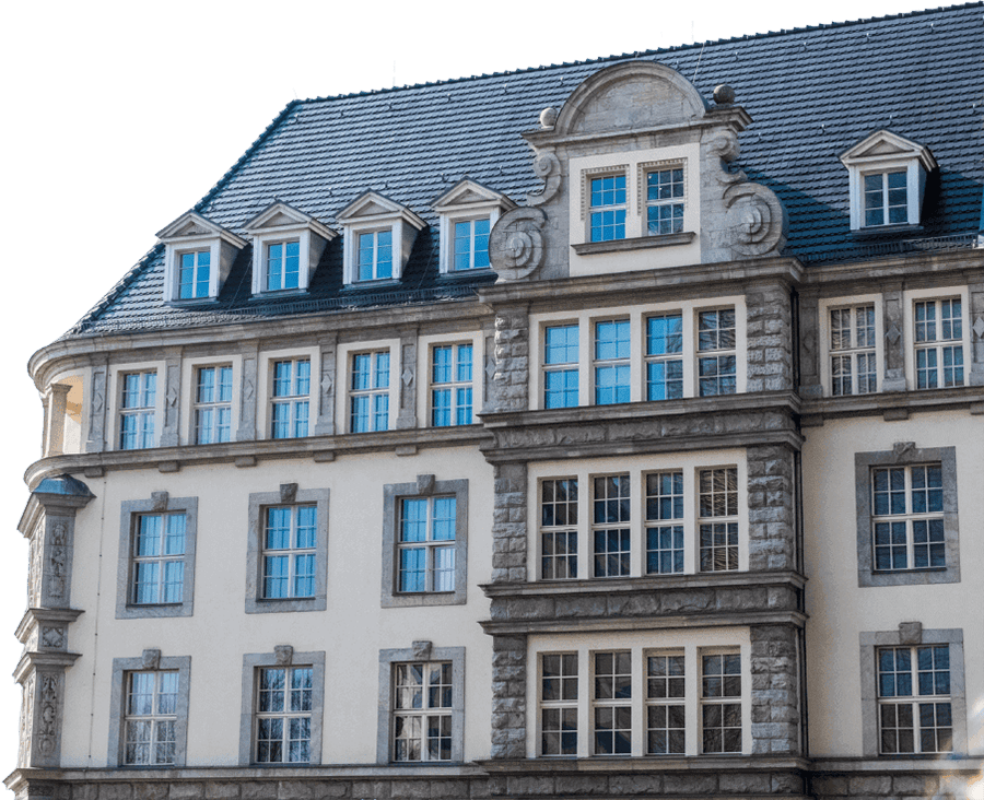 Fassade eines mehrfamilienhauses mit mehreren Fenstern und einem geschwungenen Dach in traditioneller Architektur.