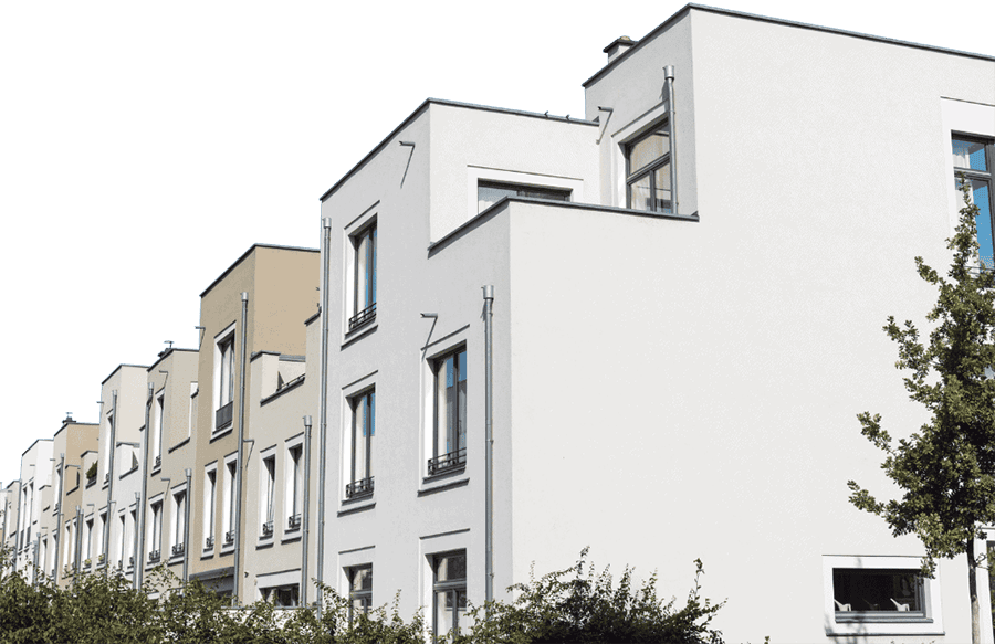 Reihenhäuser in hellen Farben mit modernen Fenstern und klaren Linien, die eine einheitliche Architektur darstellen.